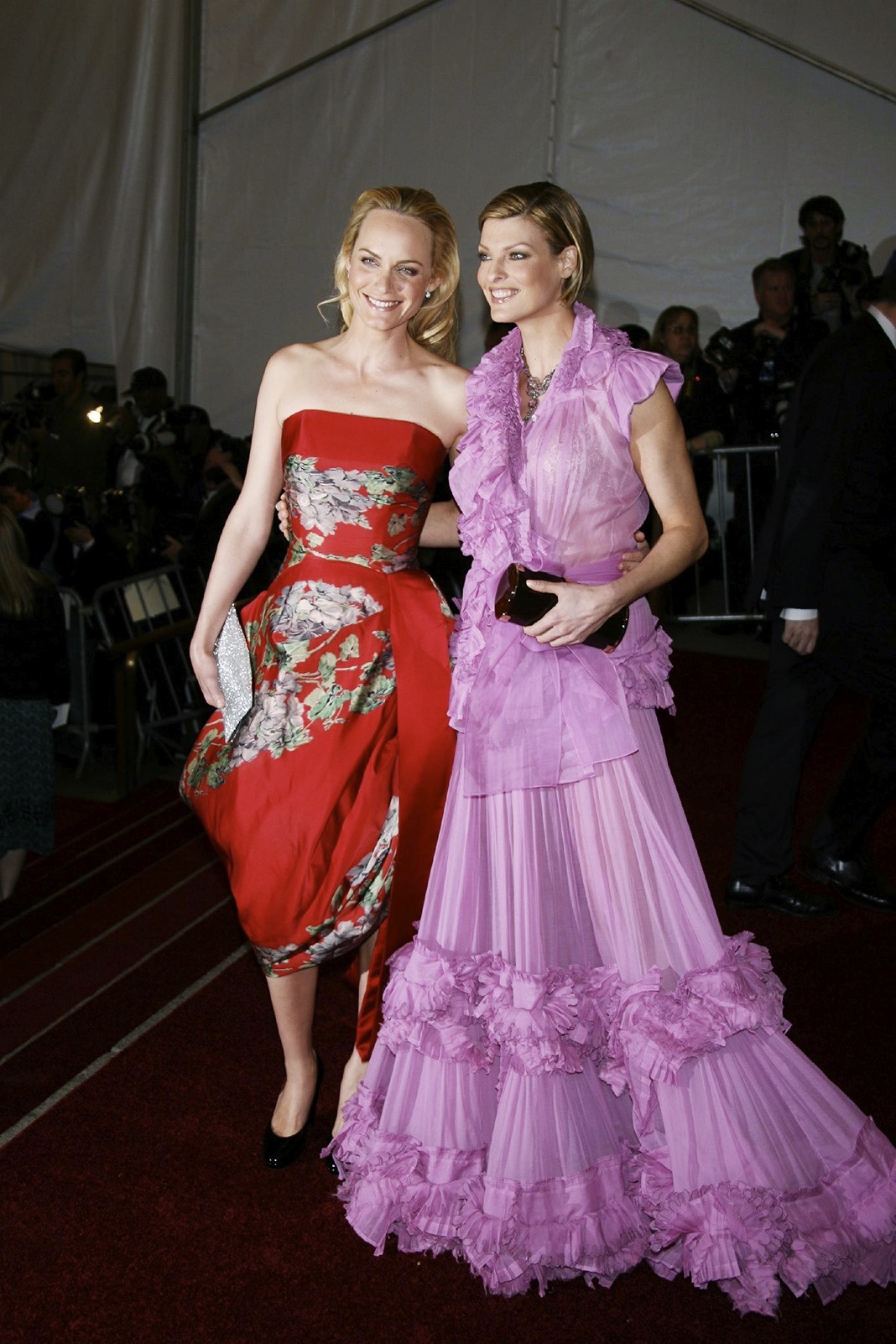 Эмбер Валлетта, Линда Евангелиста на Балу Института костюма Met Gala 2006