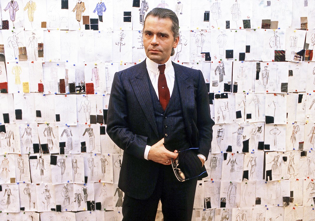 Перед своими эскизами для Chanel, 1983 г.