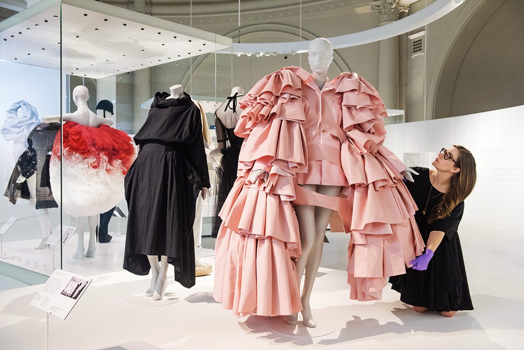Открытие выставки Balenciaga: Shaping Fashion, посвященной 100-летию открытия первого модного дома Кристобаля Баленсиаги, в Музее V&A в Лондоне, 24 мая 2017 г.