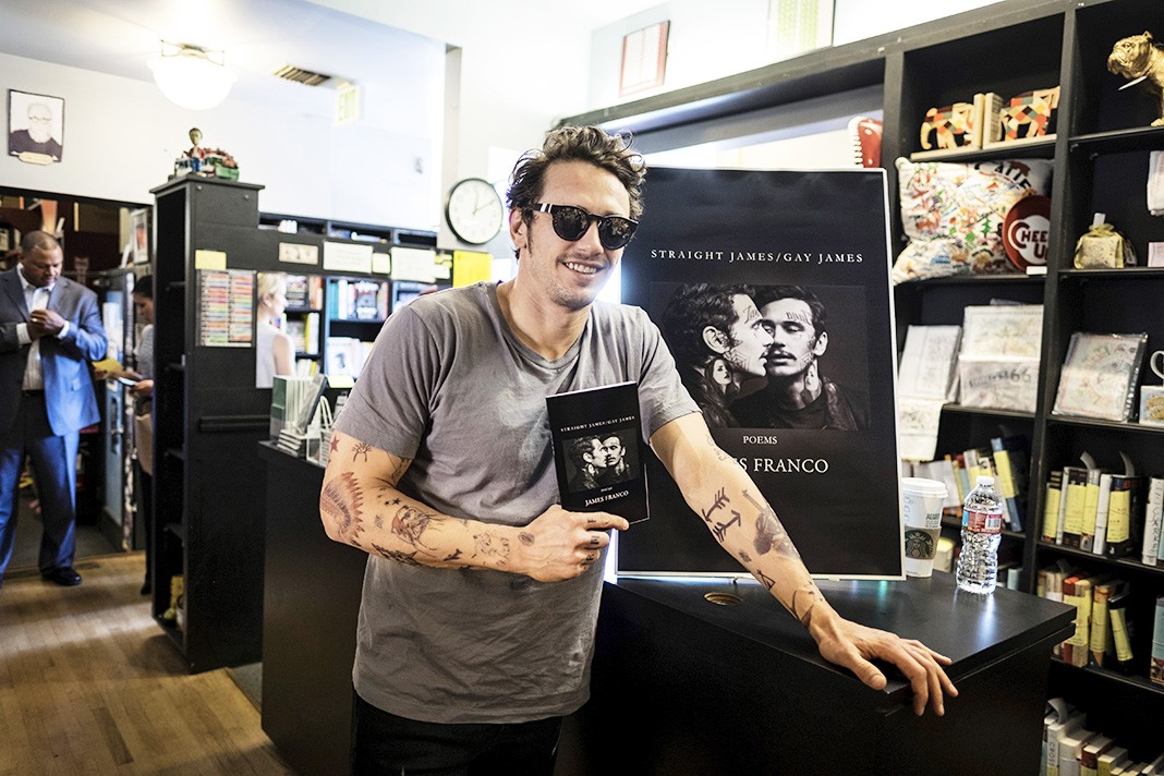 На презентации своей новой книги «Straight James/Gay James» в Западном Голливуде, 6 марта 2016 г.