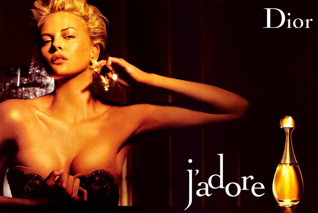 Актриса в рекламной кампании J’adore от Dior