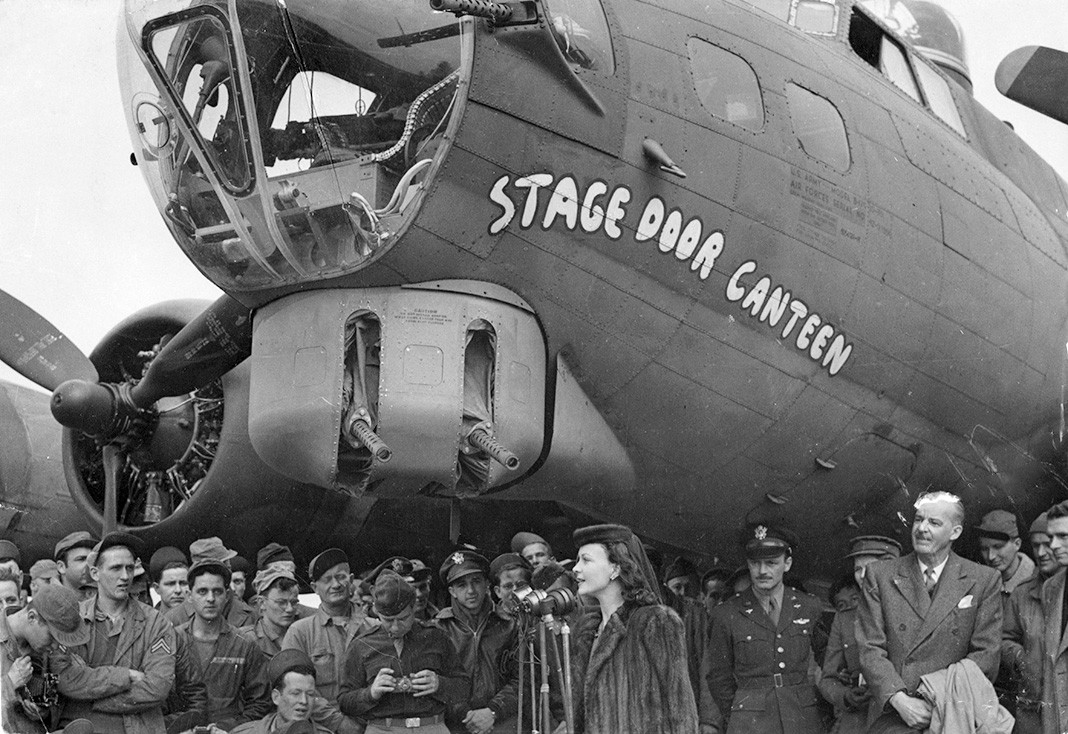Актриса на аэродроме Риджуэлл, Эссекс, апрель 1944 г.