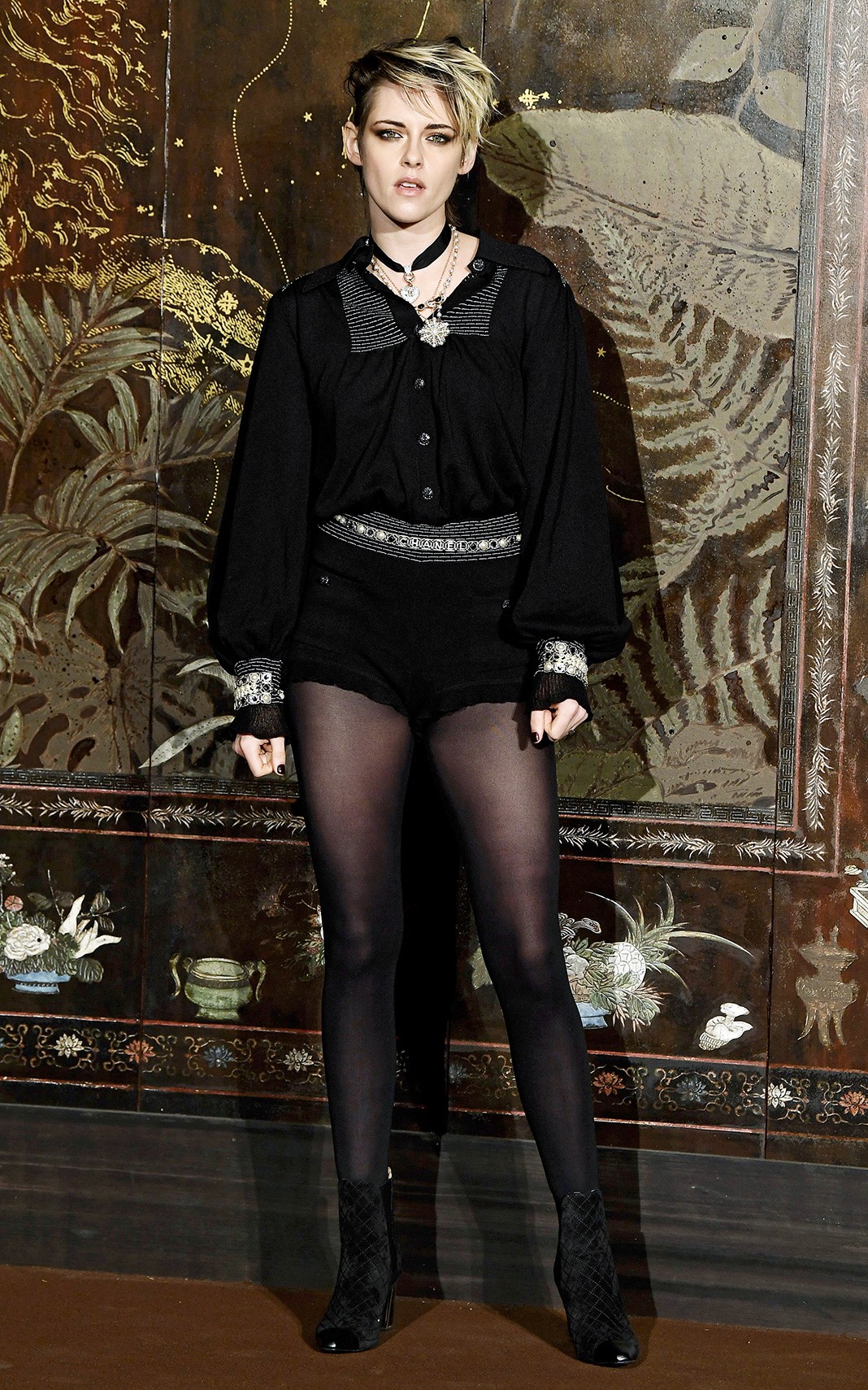 Кристен Стюарт на шоу Chanel Metiers d'art 2019-2020 в Париже, 4 декабря 2019 г.