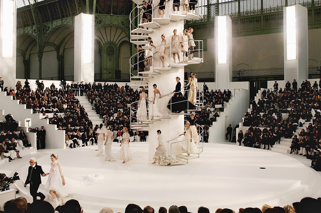 Карл Лагерфельд во время шоу Chanel в Гран-Пале в Париже, 24 января 2006 г.