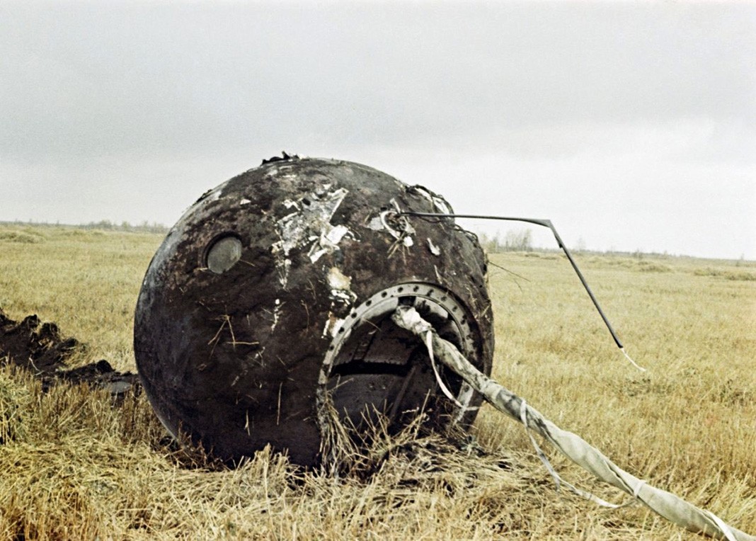 Спускаемый аппарат корабля «Восток» после приземления, 12 апреля 1961 г.