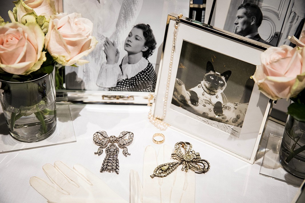Ювелирные украшения и фотографии, принадлежащие актрисе, на аукционе Sotheby's в Лондоне, 26 сентября 2017 г.