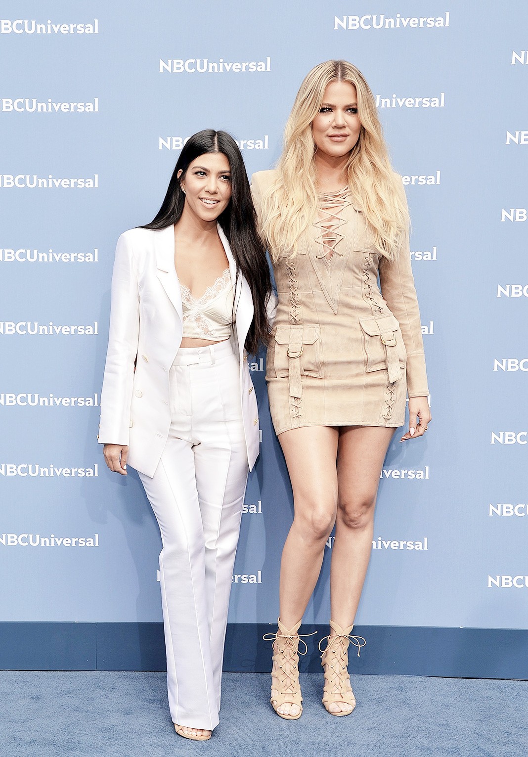 Кортни Кардашьян, Хлои Кардашьян на NBCUniversal 2016 Upfront Presentation в Нью-Йорке, 16 мая 2016 г.