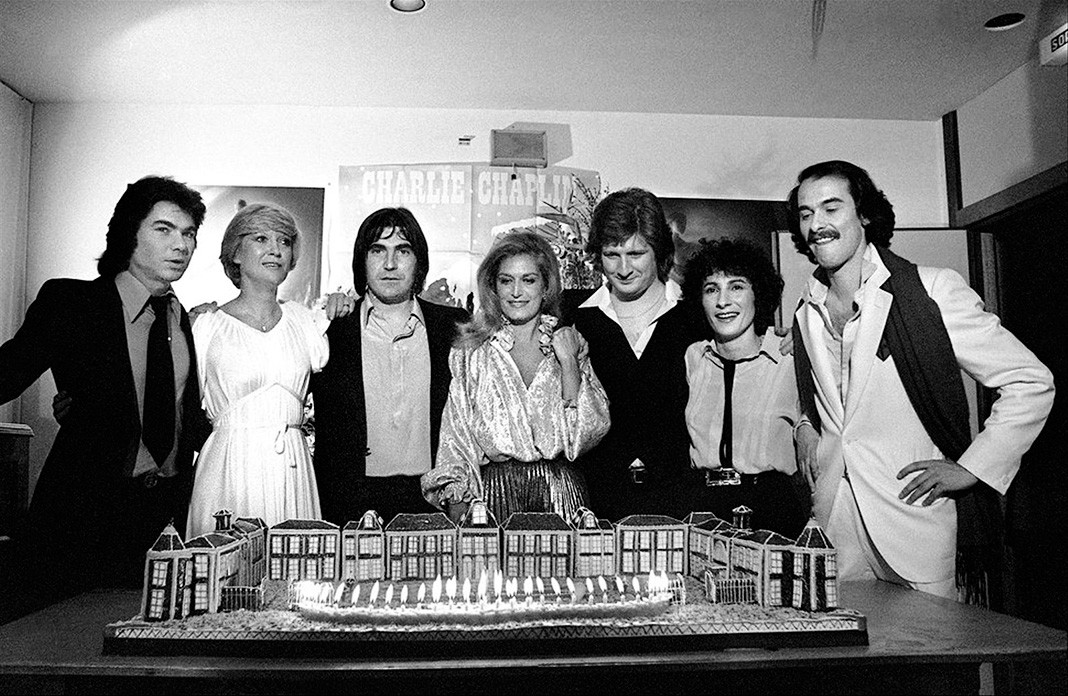 Даниэль Гишар, Элис Дона, Серж Лама, Далида, Патрик Себастьен, Мари-Поль Белль, Мишель Фюген на концерте и дне рождения Сержа Лама во Дворце конгрессов в Париже, 11 февраля 1979 г.