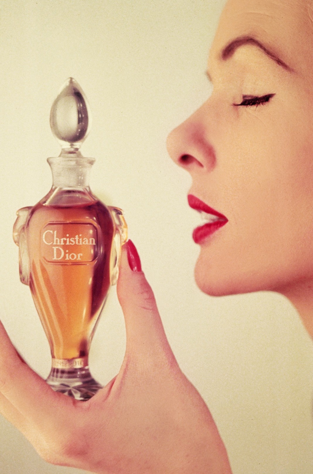 Флакон духов Miss Dior, размером пол унции, представленный в хрустальной бутылке Баккара, стоил 6 фунтов 19 шиллингов, декабрь 1954 г.