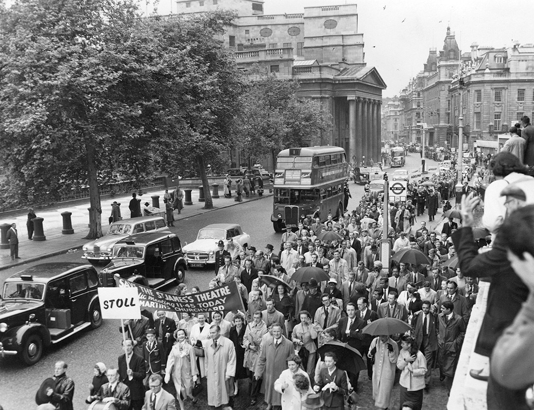 Вивьен Ли, Лоуренс Оливье возглавляют марш протеста против предполагаемого закрытия театра Сент-Джеймс перед Национальной галереей в Лондоне 20 июля 1957 г.