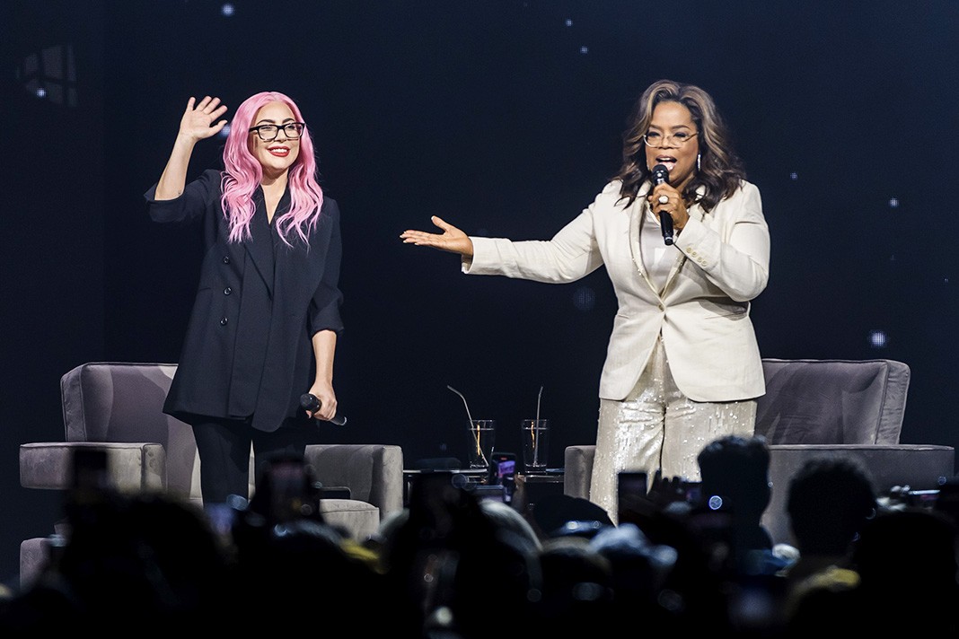 Леди Гага, Опра Уинфри во время тура Oprah's 2020 Vision: Your Life in Focus в Санрайзе, 4 января 2020 г.