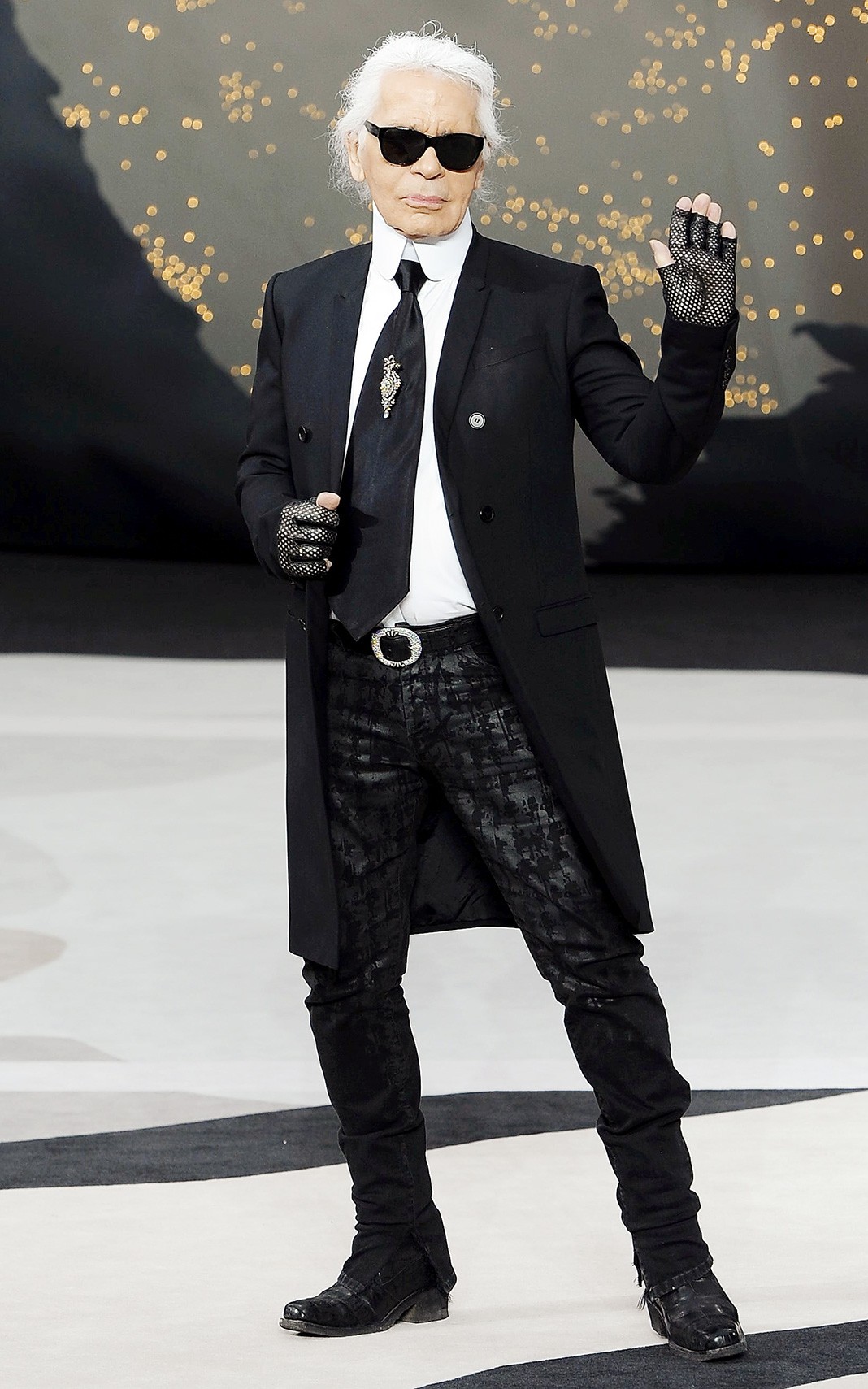 Карл Лагерфельд после шоу Chanel Fall/Winter 2013 Ready-to-Wear в рамках Парижской Недели моды Карл Лагерфельд после шоу Chanel Fall/Winter 2013 Ready-to-Wear в рамках Парижской Недели моды, 5 марта 2013 г.