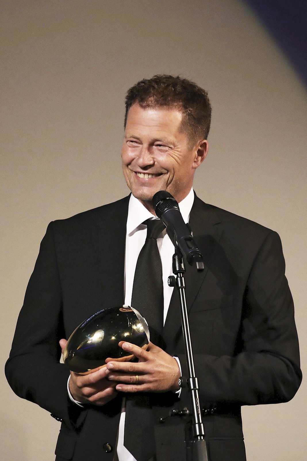 Тиль Швайгер на Golden Eye Award в рамках 16-го Цюрихского кинофестиваля На премии Golden Eye Award в рамках 16-го Цюрихского кинофестиваля, 2 октября 2020 г.