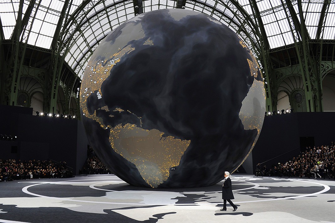 Карл Лагерфельд на шоу Chanel Осень/Зима 2013 Ready-to-Wear в рамках Парижской недели моды, 5 марта 2013 г.