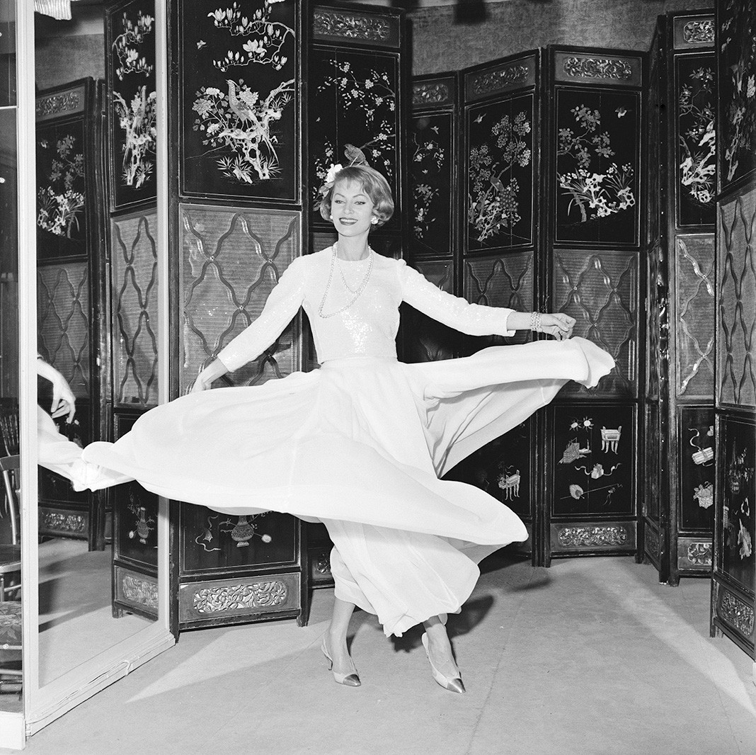 Фотомодель в вечернем платье с длинными рукавами от Chanel, 29 января 1963 г.