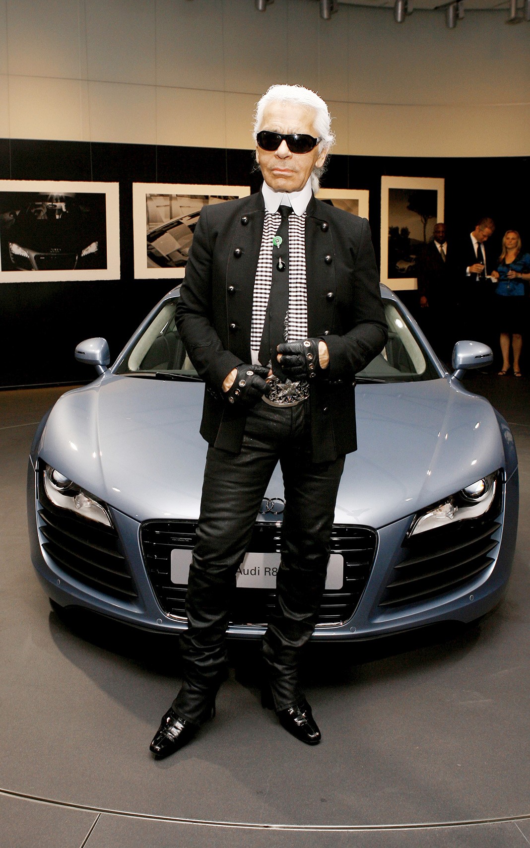 Карл Лагерфельд возле автомобиля Audi R8 by Karl Lagerfeld в Нью-Йорке Карл Лагерфельд возле автомобиля Audi R8 by Karl Lagerfeld в Нью-Йорке, 12 мая 2007 г.
