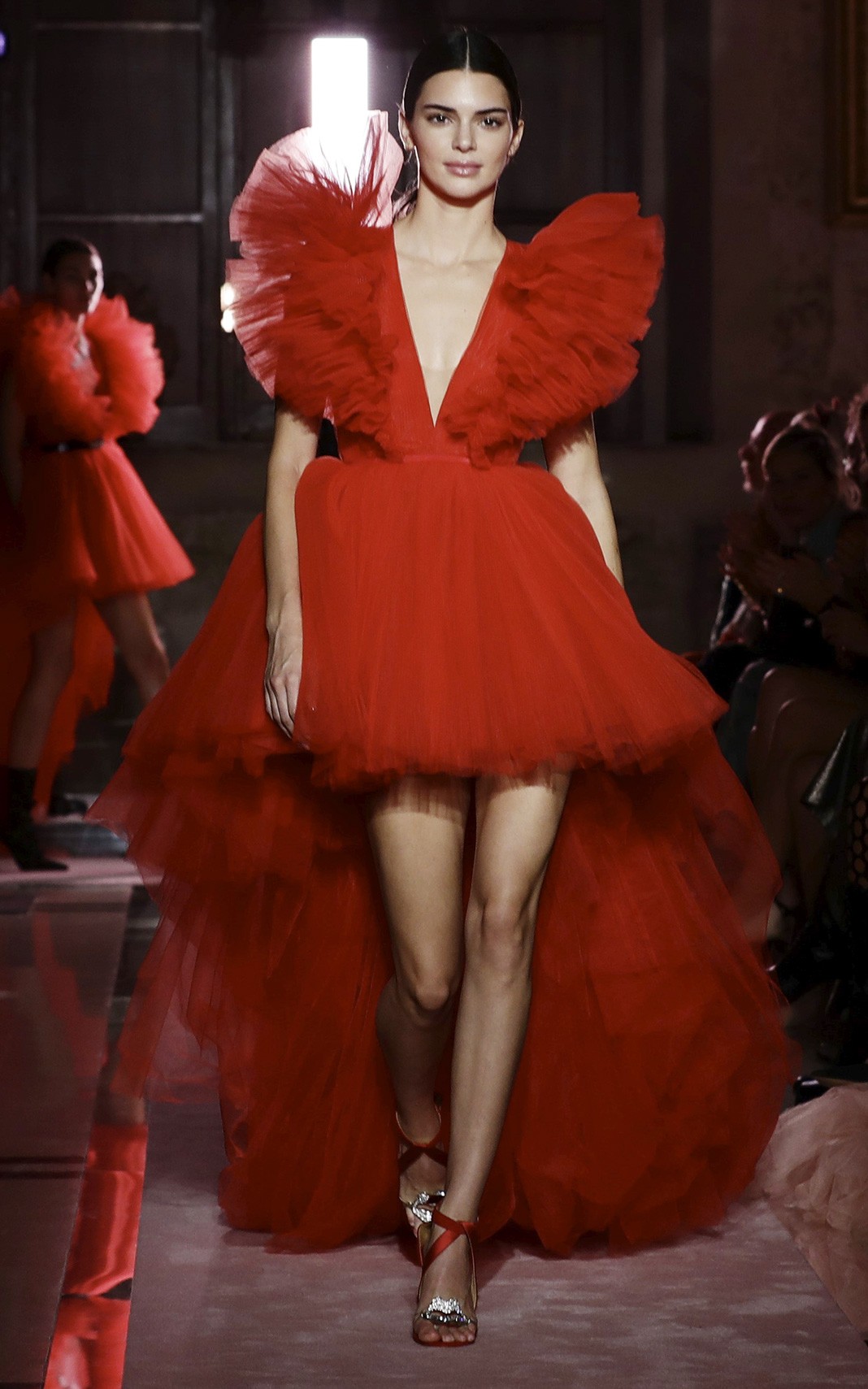 Кендалл Дженнер на шоу Giambattista Valli Loves H&M в Риме Кендалл Дженнер на шоу Giambattista Valli Loves H&M в Риме, 24 октября 2019 г.