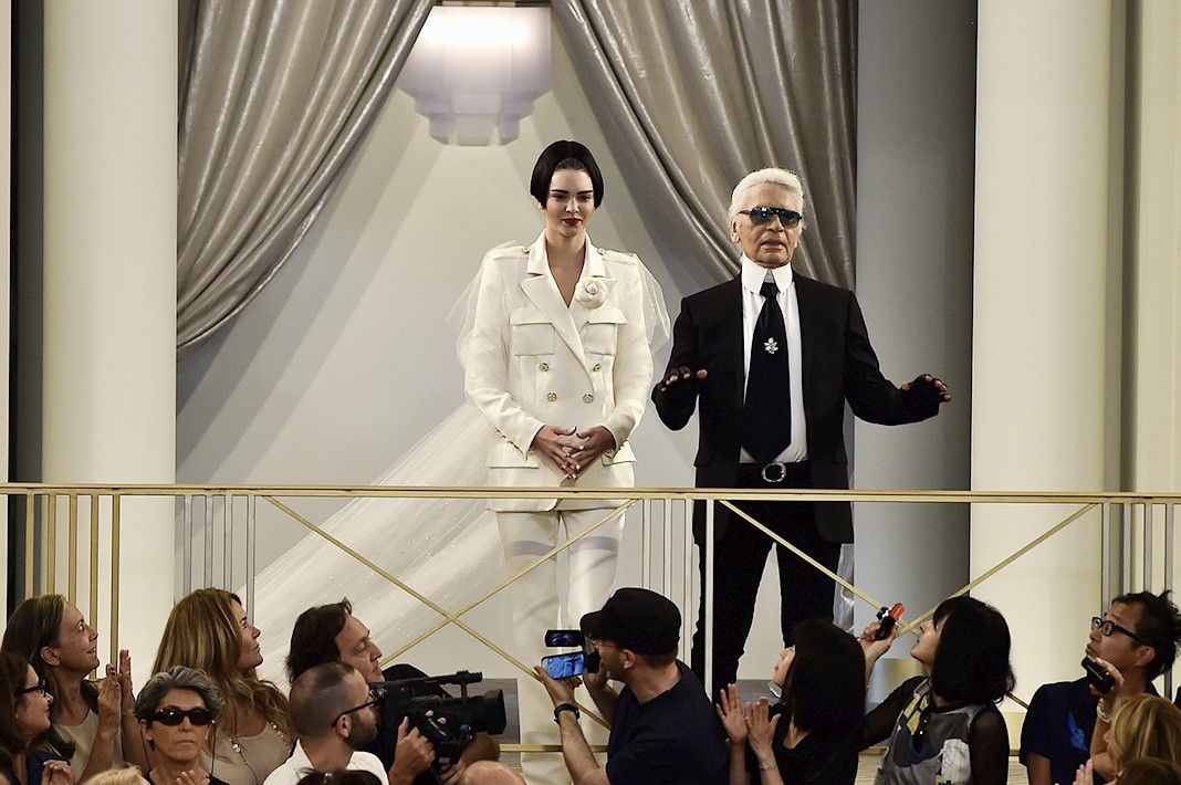 Кендалл Дженнер и Карл Лагерфельд на показе Chanel в рамках Парижской недели моды Haute Couture Осень/Зима 2015/2016, 7 июля 2015 г.