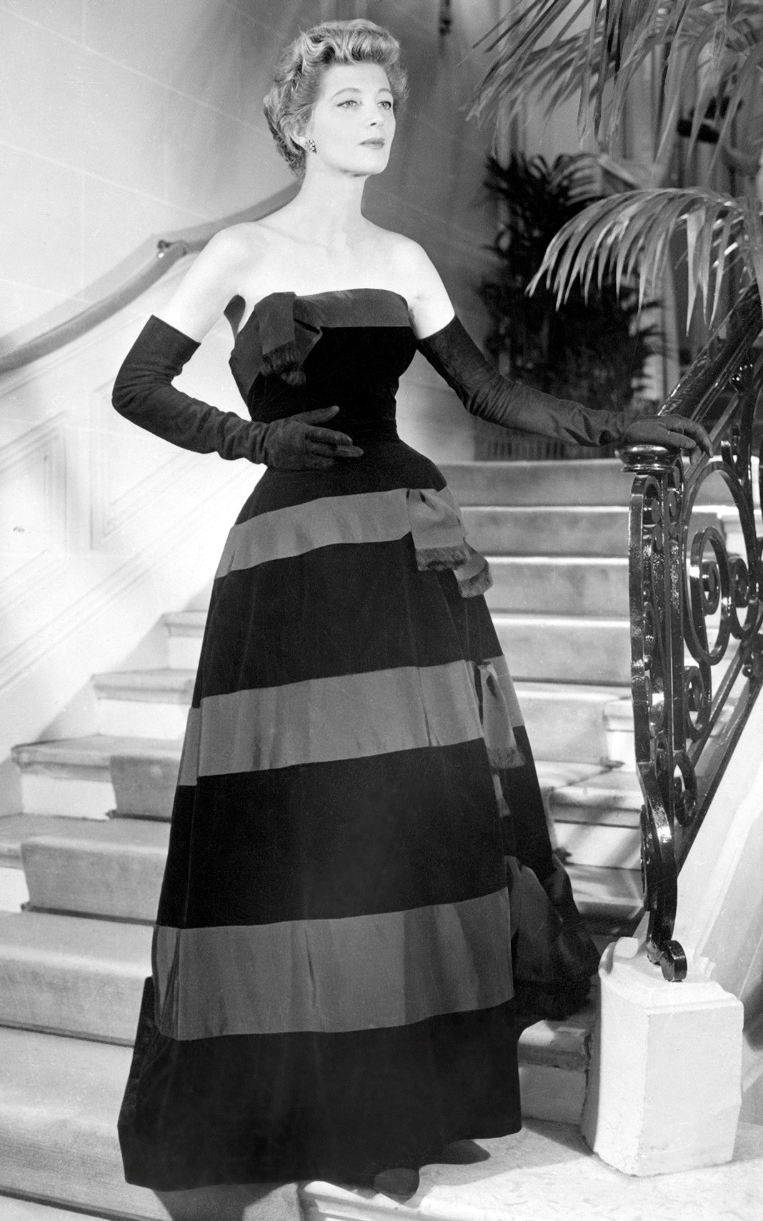Черное бархатное вечернее платье из осенней коллекции Christian Dior Paris Черное бархатное вечернее платье из осенней коллекции Christian Dior Paris, 28 августа 1953 г.