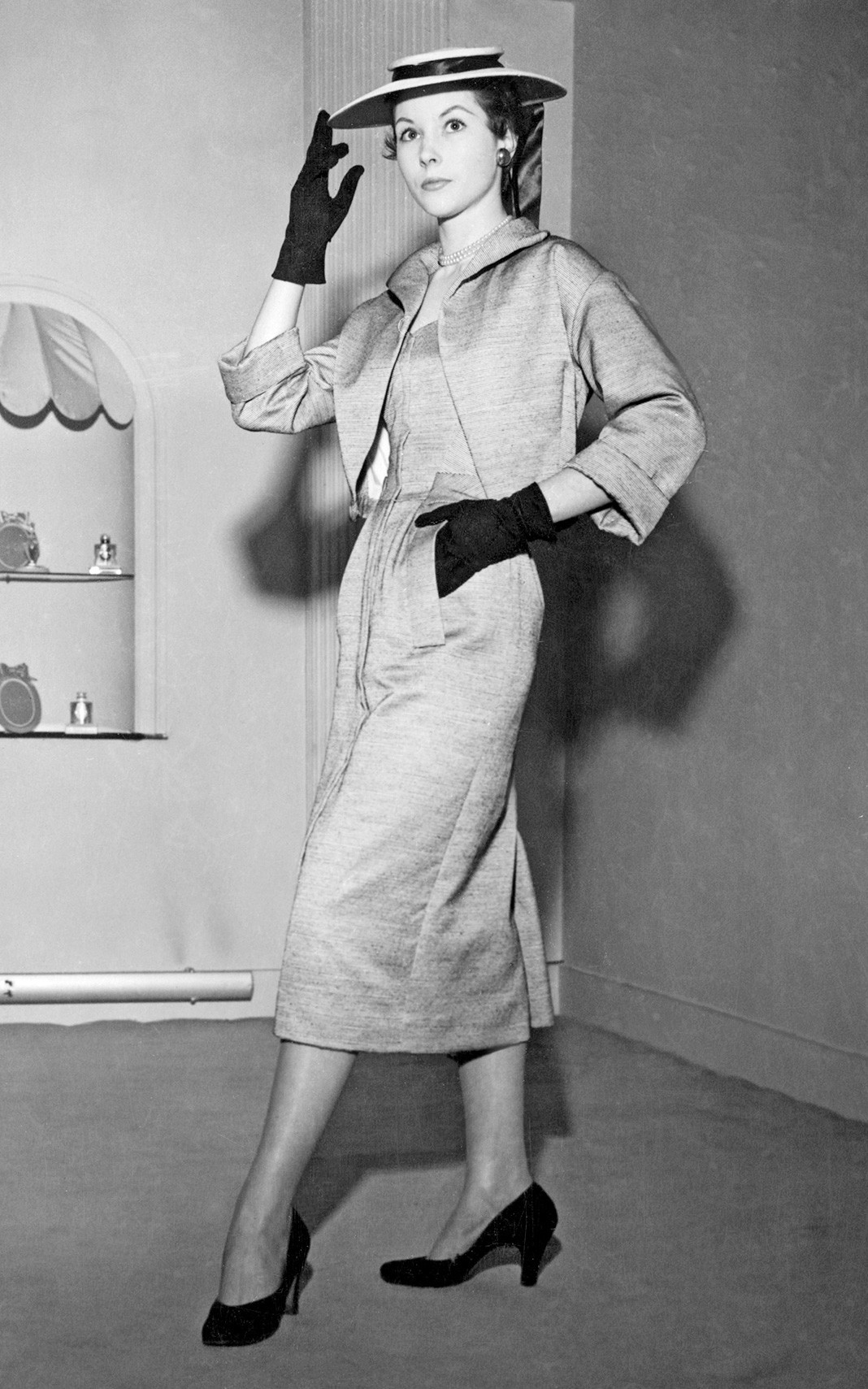«Chevreuse», серый костюм из весенней коллекции Christian Dior London «Chevreuse», серый костюм из весенней коллекции Christian Dior London, 21 января 1954 г.
