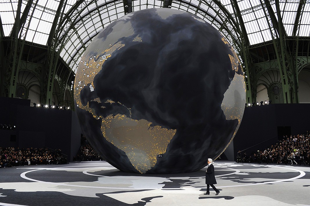 На шоу Chanel Fall/Winter 2013 Ready-to-Wear в рамках Парижской недели моды, 5 марта 2013 г.
