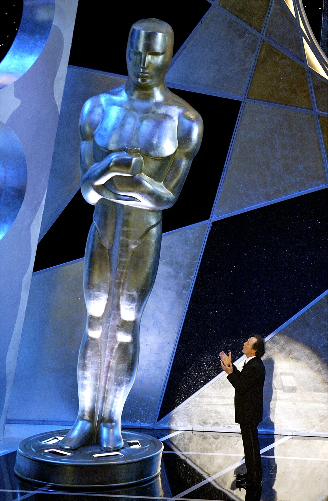 Билли Кристал выступает во время 76-й ежегодной премии «Оскар», 29 февраля 2004 г. Выступает во время 76-й ежегодной премии «Оскар», 29 февраля 2004 г.