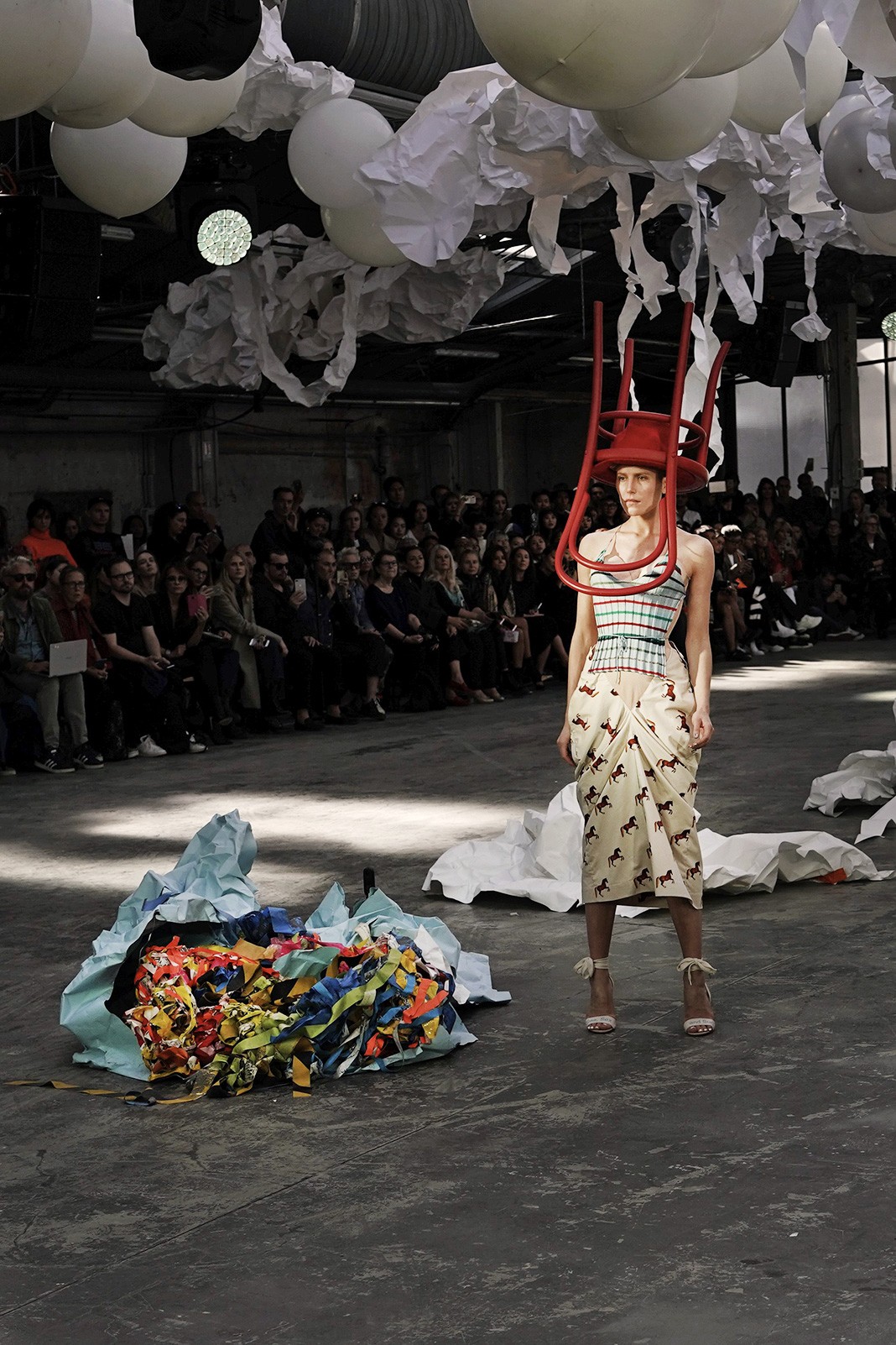Дри Хемингуэй на шоу Vivienne Westwood Womenswear Весна/Лето 2019 в рамках Парижской Недели моды На шоу Vivienne Westwood Womenswear Весна/Лето 2019 в рамках Парижской Недели моды, 29 сентября 2018 г.