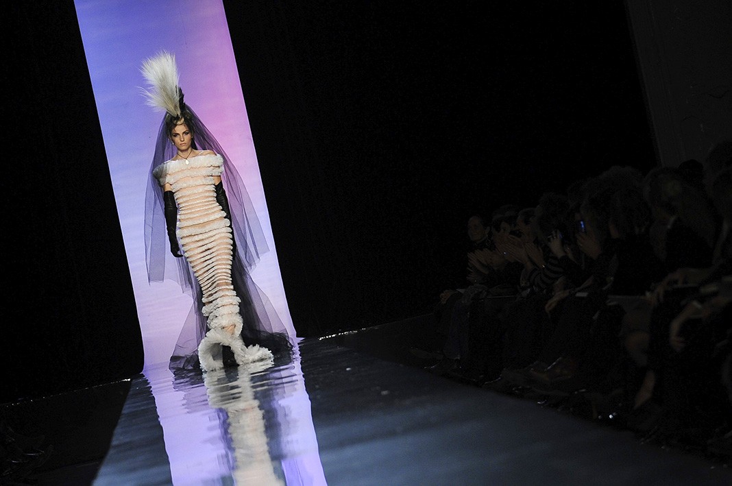 Андреа Пежич на шоу Jean-Paul Gaultier Весна/Лето 2011