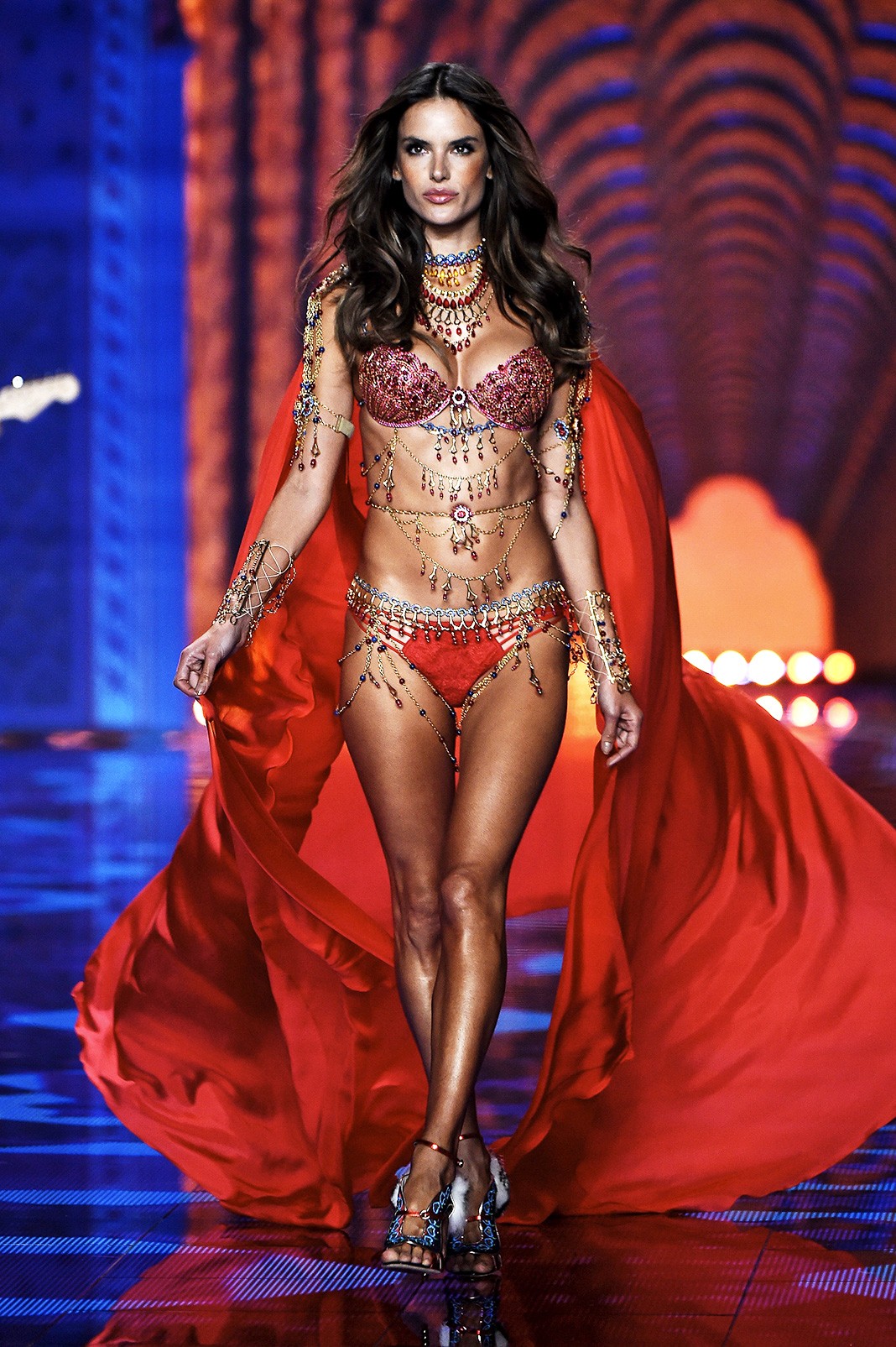 Алессандра Амбросио на шоу Victoria's Secret в Лондоне, 2 декабря 2014 г. На шоу Victoria's Secret 2014 в Лондоне, 2 декабря 2014 г.