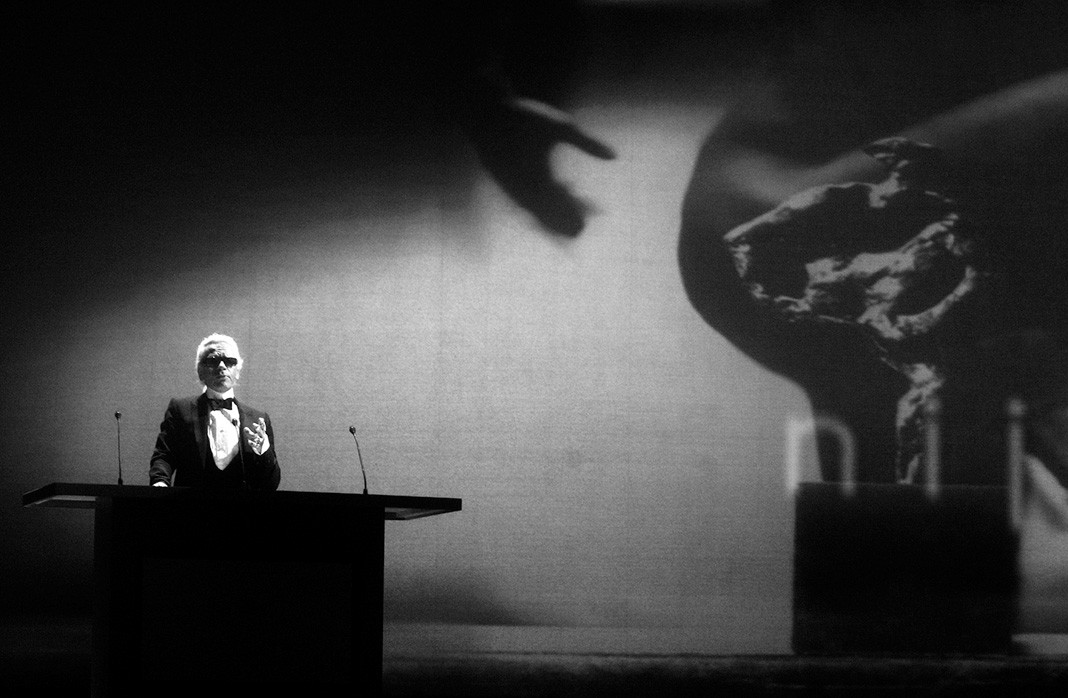 Карл Лагерфельд на церемонии награждения Nijinsky Awards Ceremony на Танцевальном форуме Монако, 18 декабря 2004 г.