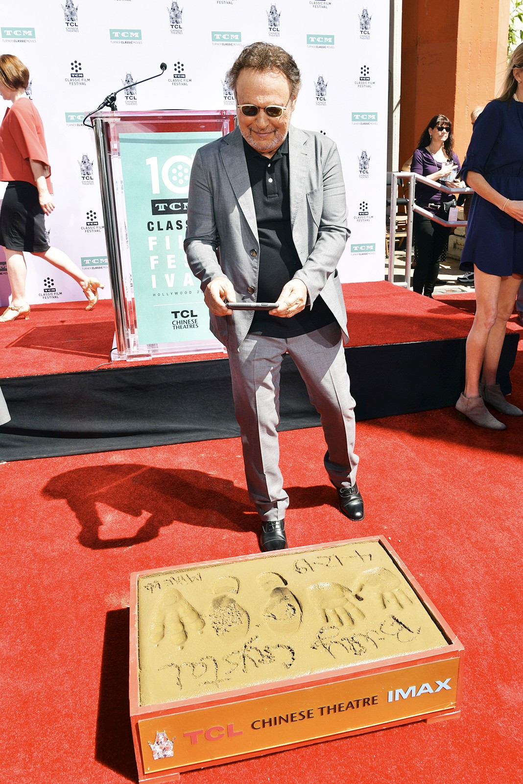 Билли Кристал на церемонии Hand and Footprint Ceremony на 10-м ежегодном кинофестивале TCM Classic, 12 апреля 2019 г. Билли Кристал на Hand and Footprint Ceremony на 10-м кинофестивале TCM Classic