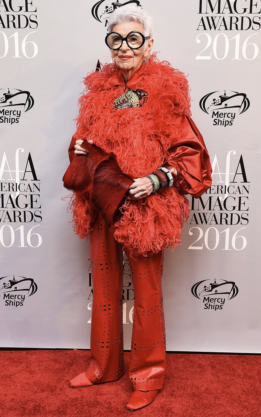 Айрис Апфель на 38-й ежегодной премии American Image Awards 2016 Американской ассоциации одежды и обуви, 24 мая 2016 г. Айрис Апфель на 38-й ежегодной премии American Image Awards 2016 Американской ассоциации одежды и обуви, 24 мая 2016 г.