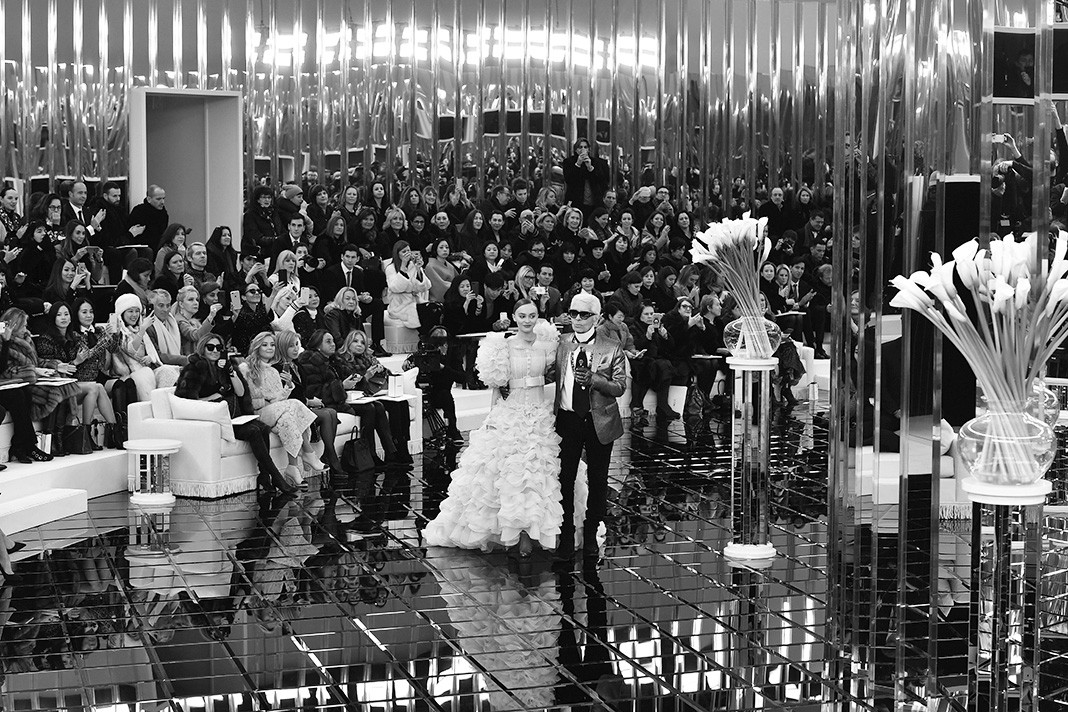 Лили-Роуз Депп, Карл Лагерфельд на шоу Chanel Весна/Лето 2017 в рамках Парижской недели моды, 24 января 2017 г.