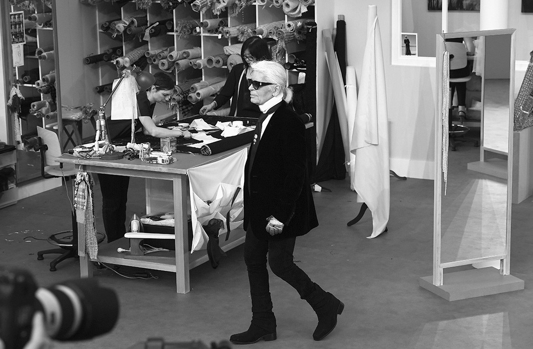 Карла Лагерфельда на шоу Chanel Haute Couture Осень/Зима 2016-2017 в рамках Парижской недели моды, 5 июля 2016 г.