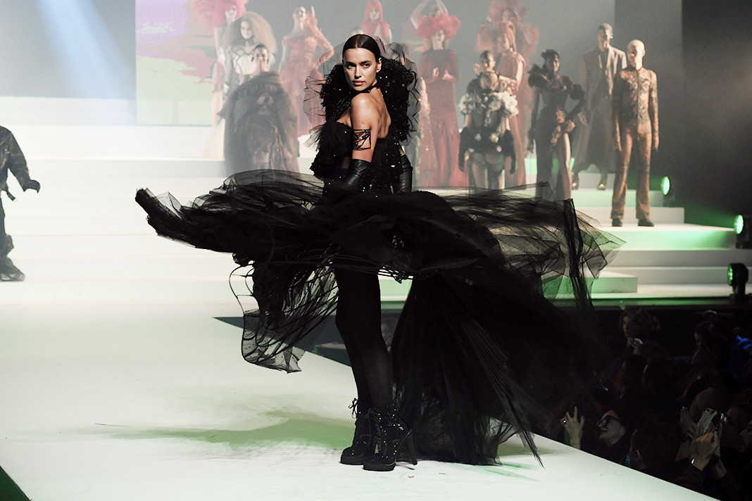 Ирина Шейк на шоу Jean-Paul Gaultier Haute Couture Весна/Лето 2020 На шоу Jean-Paul Gaultier Haute Couture Весна/Лето 2020 в рамках Парижской недели моды, 22 января 2020 г.
