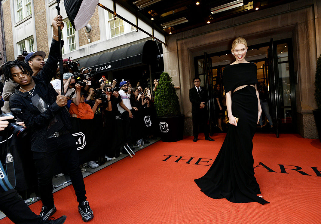 Карли Клосс на красной дорожке Met Gala 2018 у отеля The Mark Карли Клосс на красной дорожке Met Gala 2018