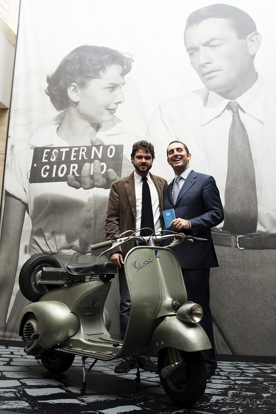 Лука Дотти, сын Одри Хепберн, Винченцо Спадафора рядом с мотороллером Vespa Лука Дотти, сын Одри Хепберн, Винченцо Спадафора