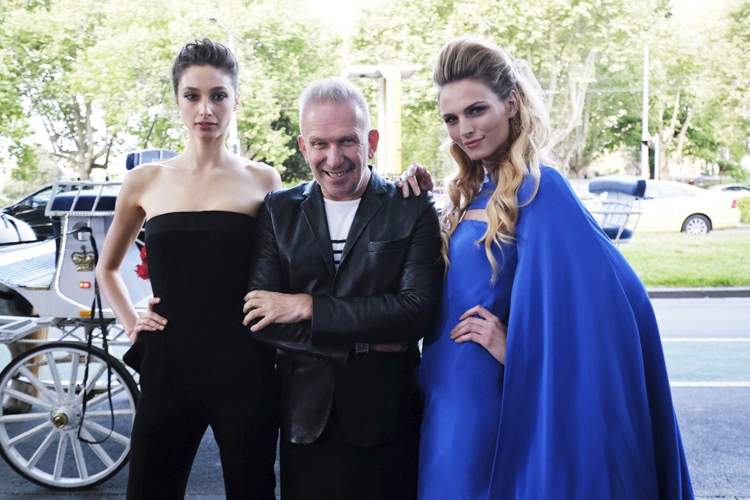 Александра Агостон, Жан-Поль Готье, Андреа Пежич на открытии выставки «The Fashion World of Jean Paul Gaultier»