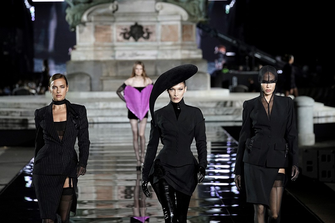 Ирина Шейк, Белла Хадид, Джоан Смоллс в Mugler Archive на шоу CR Runway x LuisaViaRoma: празднование 90-летия магазина во Флоренции, 13 июня 2019 г. Ирина Шейк, Белла Хадид, Джоан Смоллс в Mugler Archive на шоу CR Runway x LuisaViaRoma: празднование 90-летия магазина во Флоренции