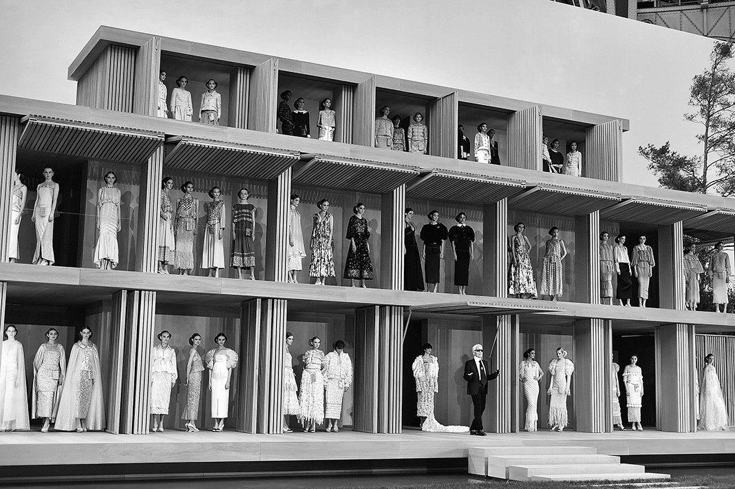Карл Лагерфельд на шоу Chanel Весна/Лето 2016/2017 в Париже, 26 января 2016 г.