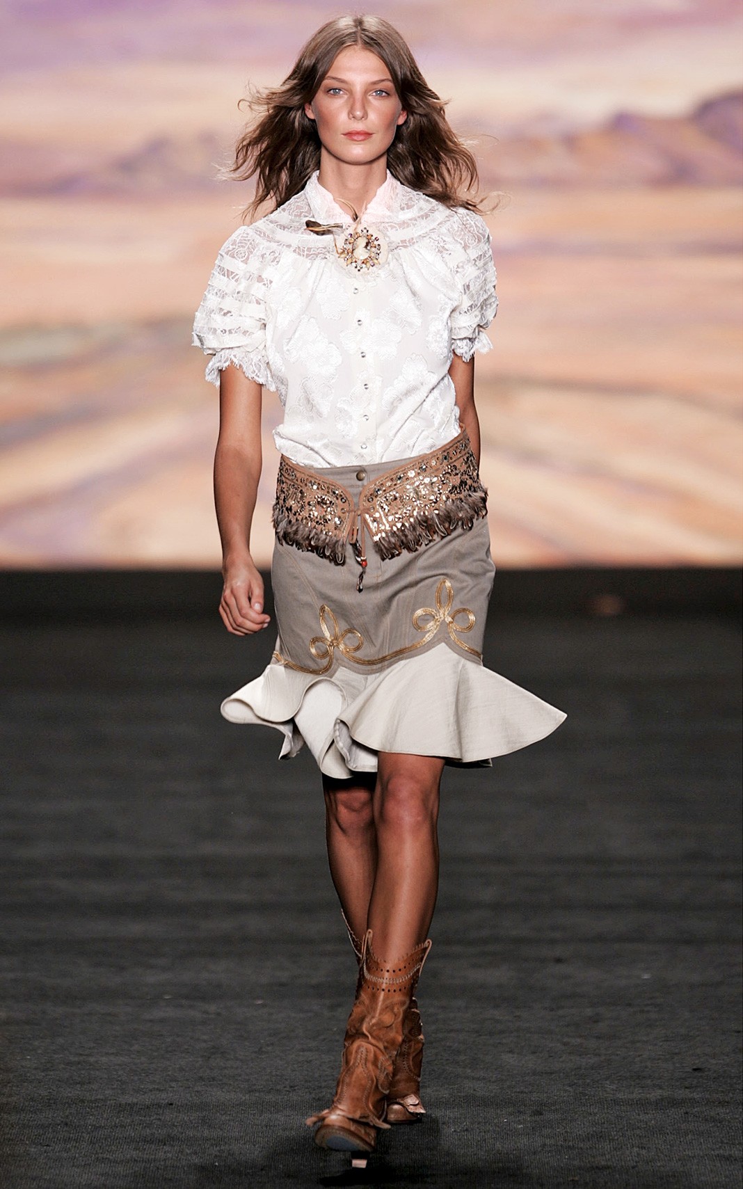 Дарья Вербова на шоу Anna Sui в рамках Недели моды Olympus Fashion Week Spring 2005 в Нью-Йорке, 13 сентября 2004 г.