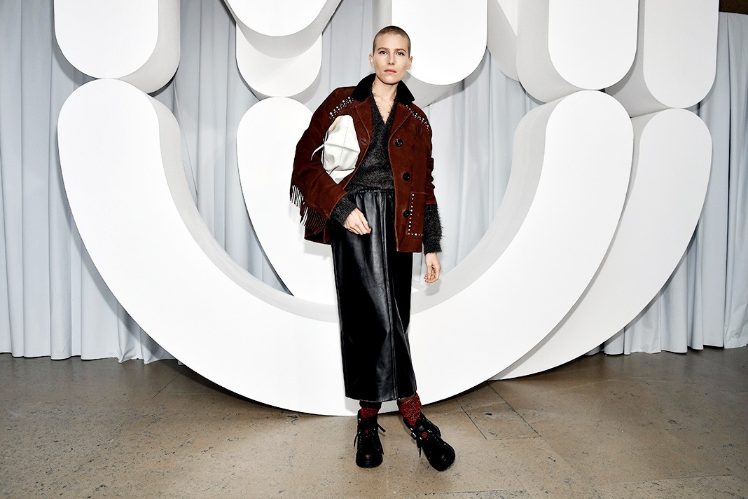 Дри Хемингуэй на шоу Miu Miu Womenswear Весна/Лето 2019 в рамках Парижской недели моды На шоу Miu Miu Womenswear Весна/Лето 2019 в рамках Парижской недели моды, 2 октября 2018 г.