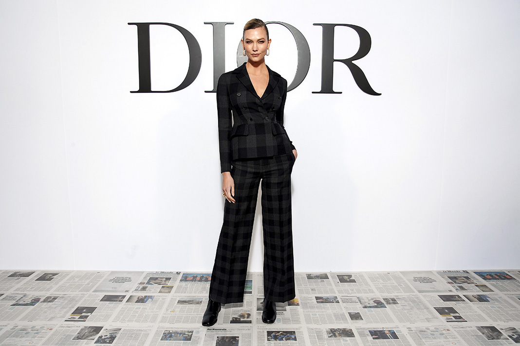 Карли Клосс на шоу Dior Womenswear Осень/Зима 2020/2021 в рамках Недели моды в Париже На шоу Dior Womenswear Осень/Зима 2020/2021