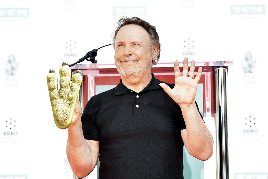 Билли Кристал на церемонии Hand and Footprint Ceremony На церемонии Hand and Footprint Ceremony на 10-м ежегодном кинофестивале TCM Classic, 12 апреля 2019 г.