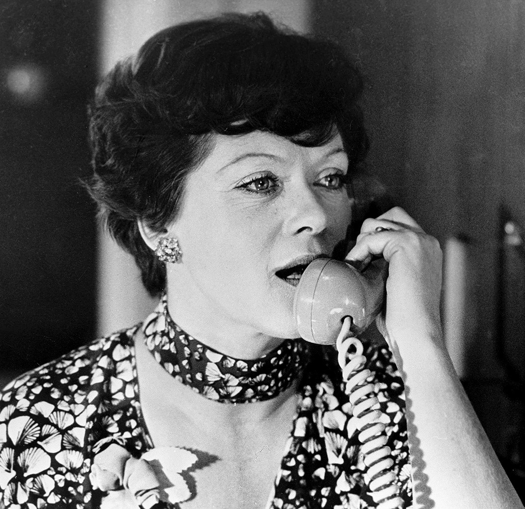 Актриса Алиса Фрейндлих в фильме «Служебный роман» Алиса Фрейндлих в фильме «Служебный роман»