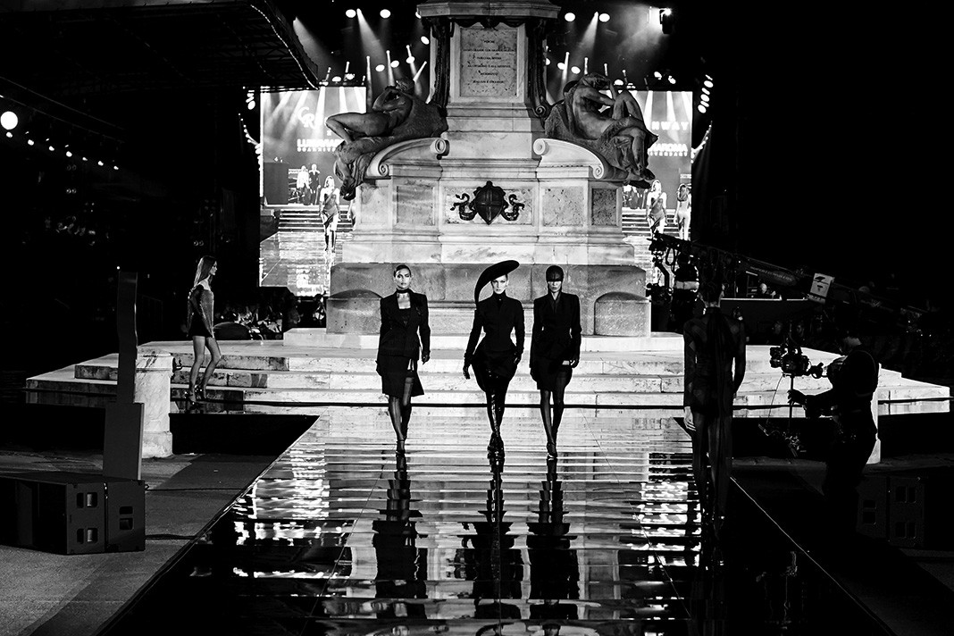 Ирина Шейк, Белла Хадид, Джоан Смоллс в Mugler Archive на шоу CR Runway x LuisaViaRoma Ирина Шейк, Белла Хадид, Джоан Смоллс в Mugler Archive