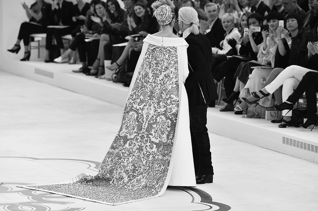 Эшли Гуд, Карл Лагерфельд на шоу Chanel Haute Couture Осень/Зима 2014-2015 в рамках Парижской Недели моды, 8 июля 2014 г.