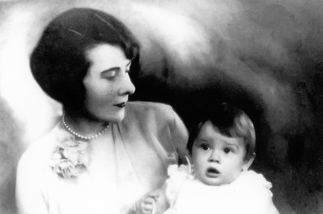 Одри Хепберн в детстве с мамой Эллой ван Хеемстра, примерно 1930 г. Одри Хепберн в детстве с мамой Эллой ван Хеемстра