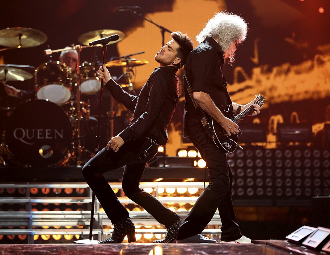 Адам Ламберт и Брайан Мэй из Queen на сцене во время музыкального фестиваля iHeartRadio в Лас-Вегасе Адам Ламберт и Брайан Мэй из Queen на сцене во время музыкального фестиваля iHeartRadio