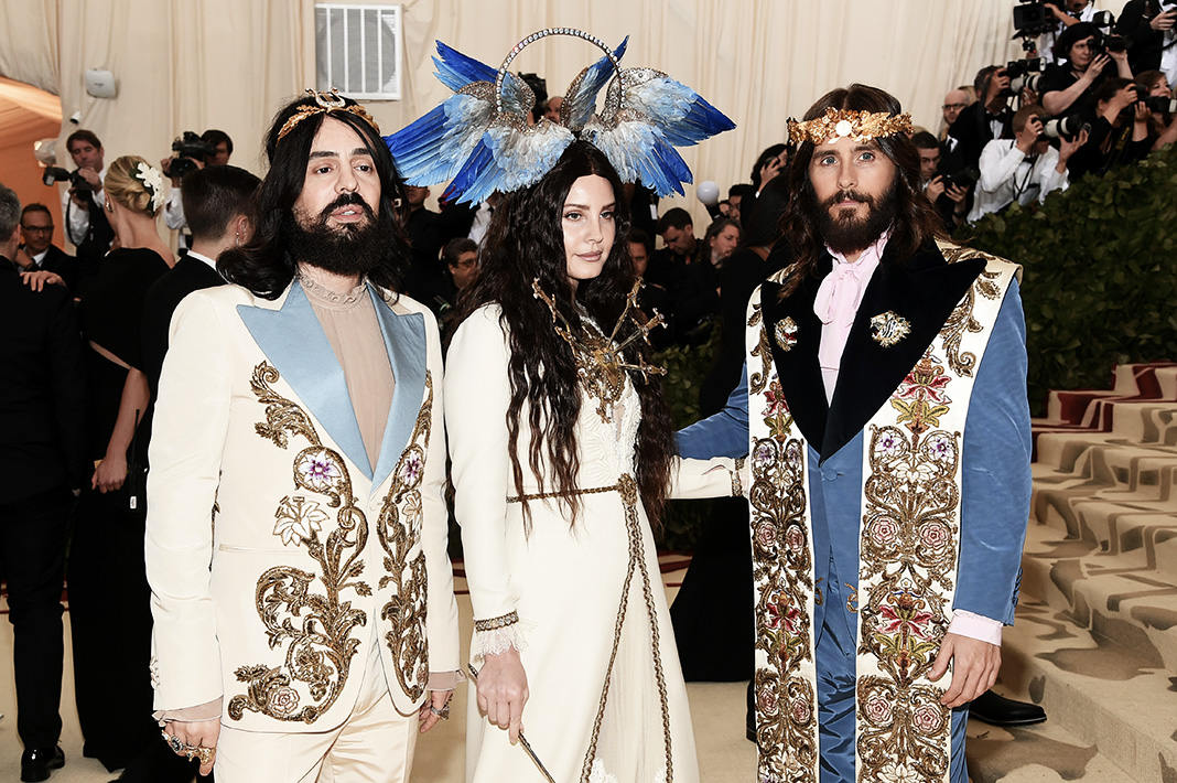 Алессандро Микеле, Лана Дель Рей, Джаред Лето на балу Института костюма Met Gala 2018: «Heavenly Bodies: Fashion & The Catholic Imagination» Алессандро Микеле, Лана Дель Рей, Джаред Лето на балу Института костюма Met Gala 2018
